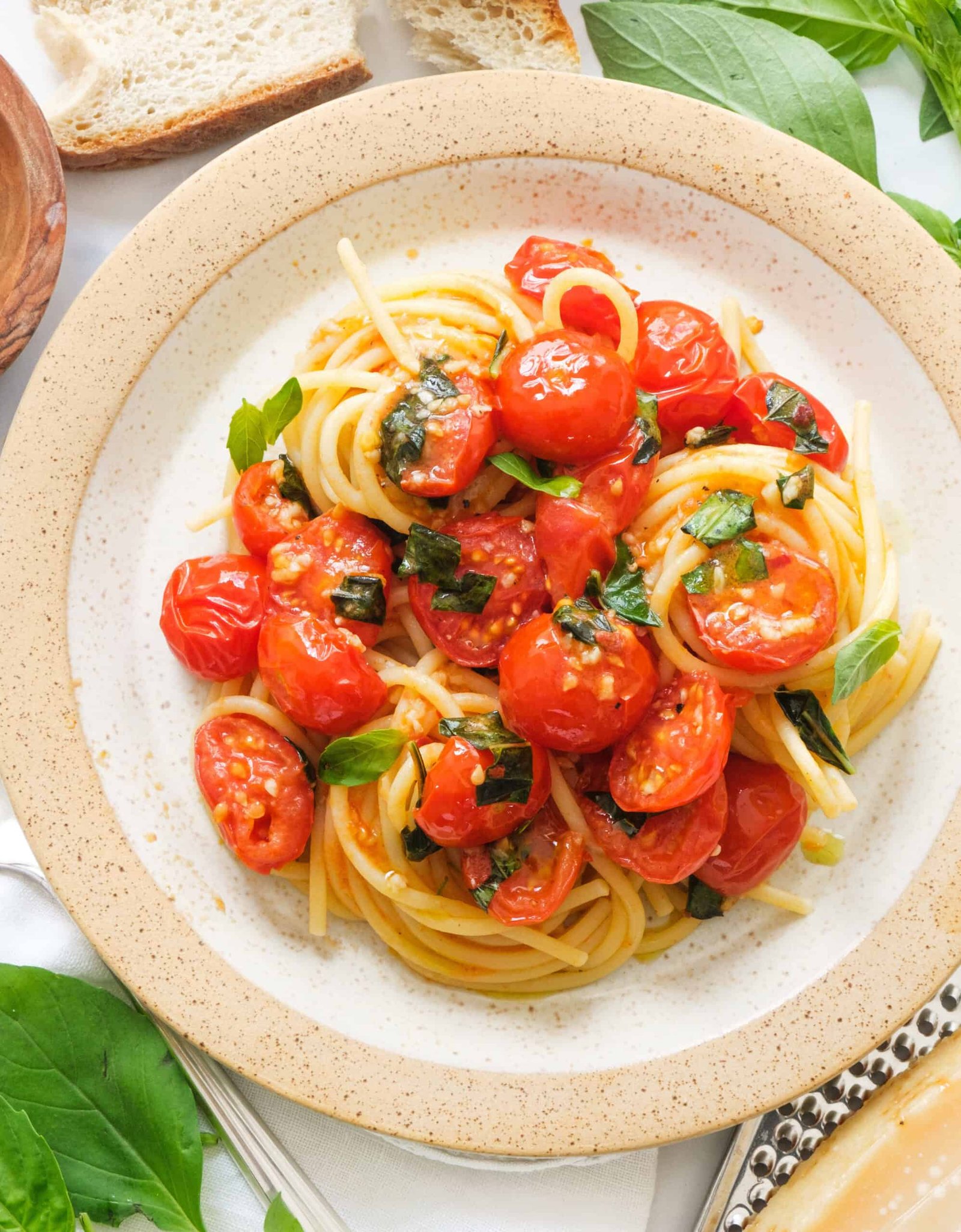 🌿 Fresh Basil & Tomato Herbal Pasta