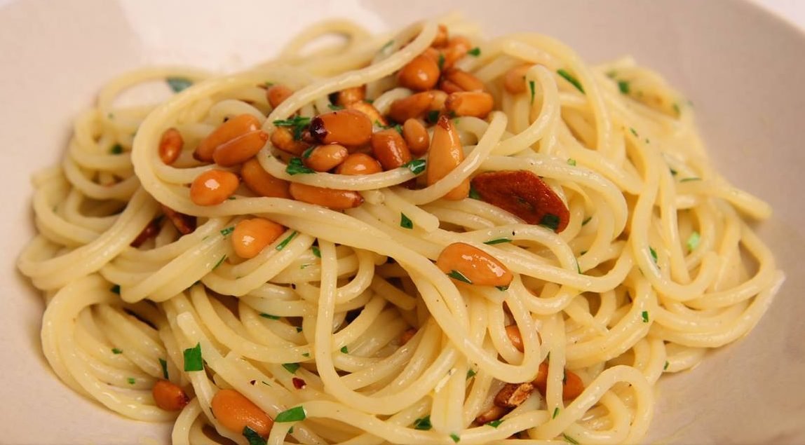 Spaghetti Aglio e Olio | Classic Italian Garlic Olive Oil Pasta