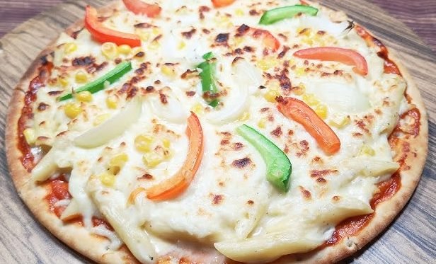 White Sauce Pizza Recipe | Creamy, Cheesy & Garlic Alfredo Style Pizza