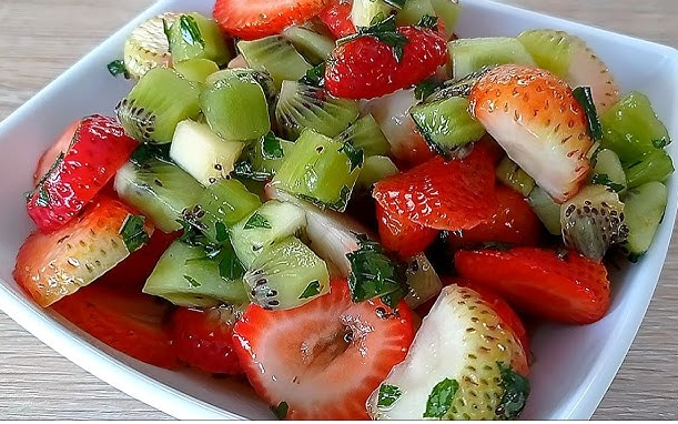 Kiwi Strawberry Salad | Fresh, Juicy and Refreshingly Sweet Fruit Salad Delight
