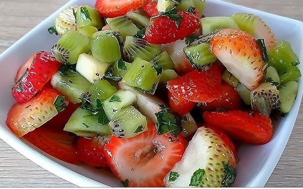 Kiwi Strawberry Salad | Fresh, Juicy and Refreshingly Sweet Fruit Salad Delight